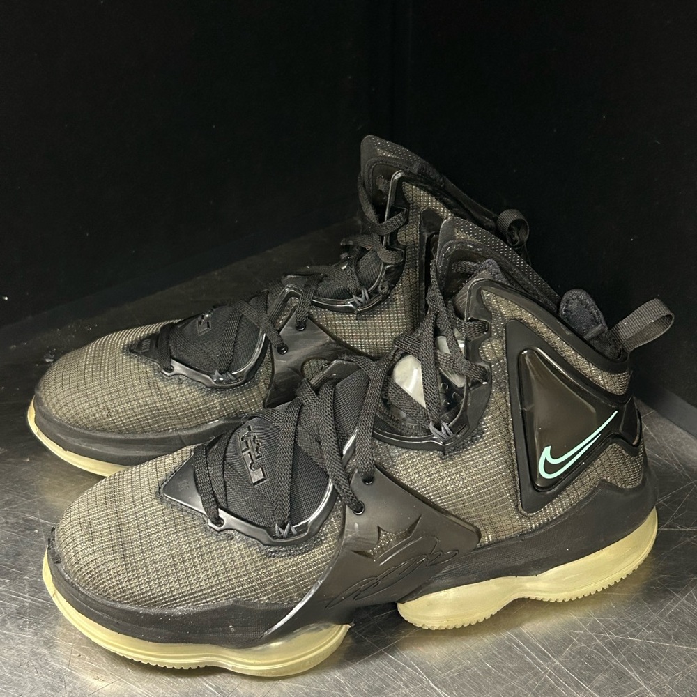 LeBron James 19 Size 12 Men